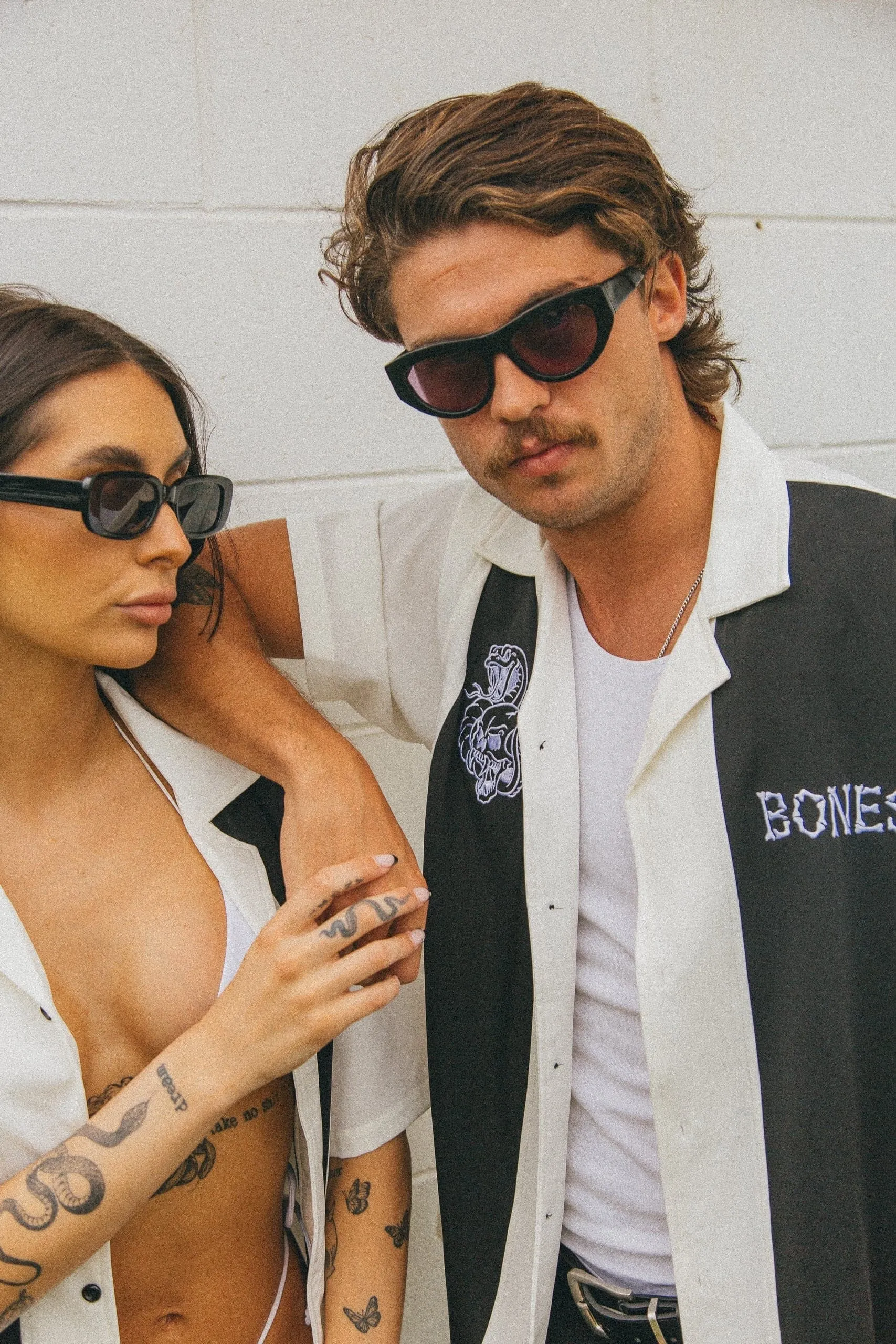 BILLY BONES CLUB SKULL BOWLO SHIRT - WHITE/BLACK