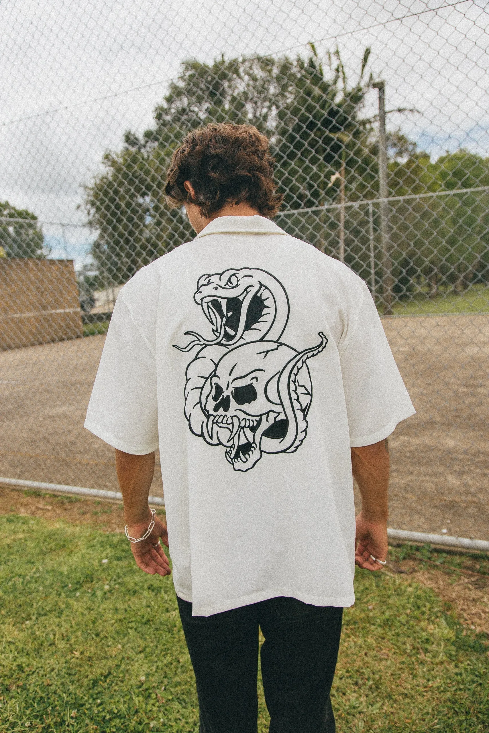 BILLY BONES CLUB SKULL BOWLO SHIRT - WHITE/BLACK