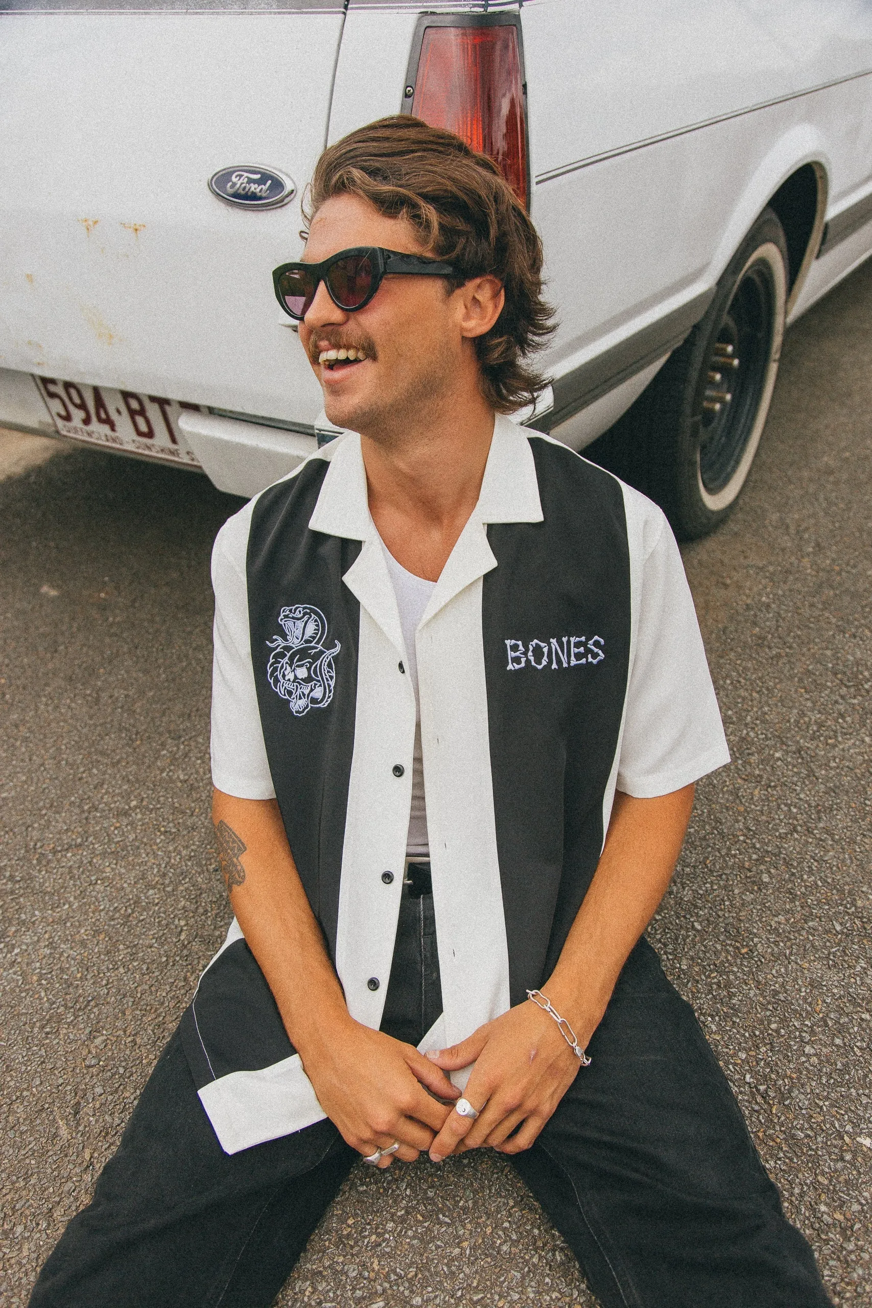 BILLY BONES CLUB SKULL BOWLO SHIRT - WHITE/BLACK