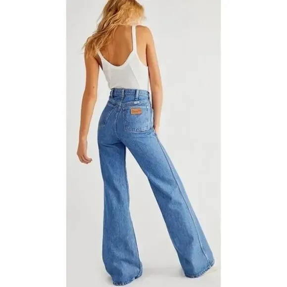 Free People X Wrangler Wanderer Medium Wash High Rise Flared Jeans Size 30x32