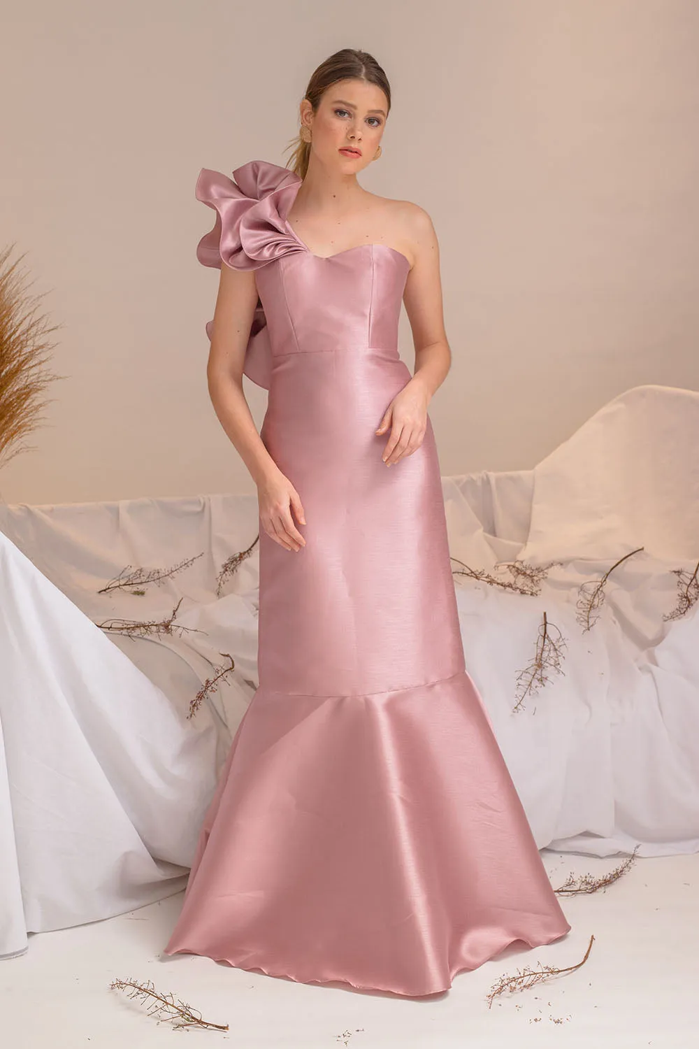 I DO BY ZOO SALAMANCA GOWN Sweetheart Cut Gown with Oversize Ruffle on Shoulder (Old Rose Gazar)