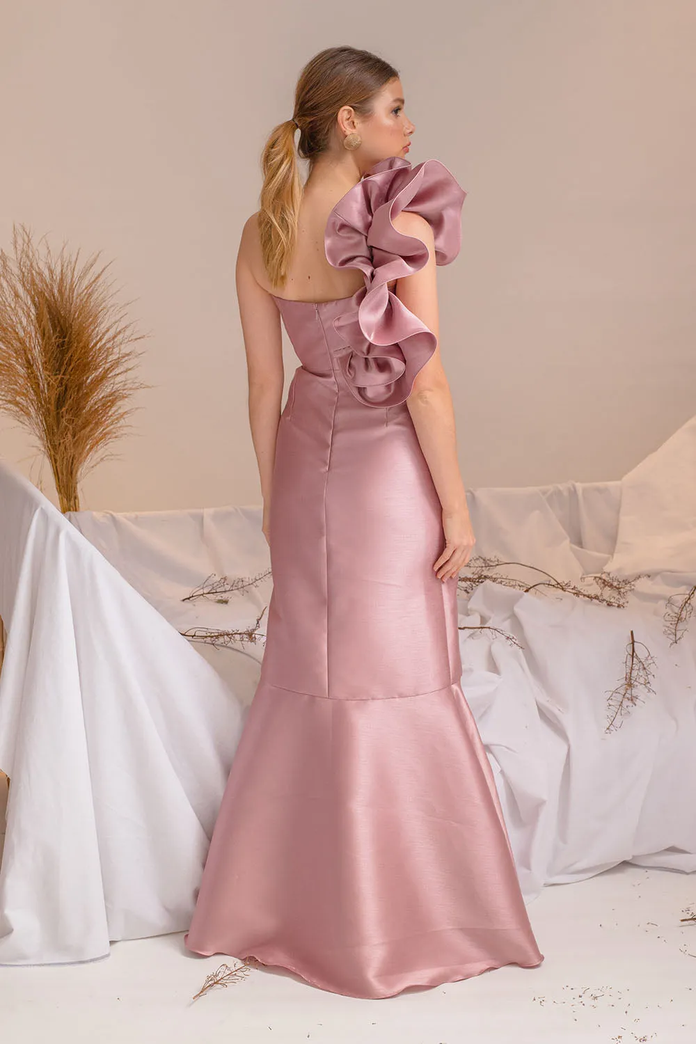 I DO BY ZOO SALAMANCA GOWN Sweetheart Cut Gown with Oversize Ruffle on Shoulder (Old Rose Gazar)