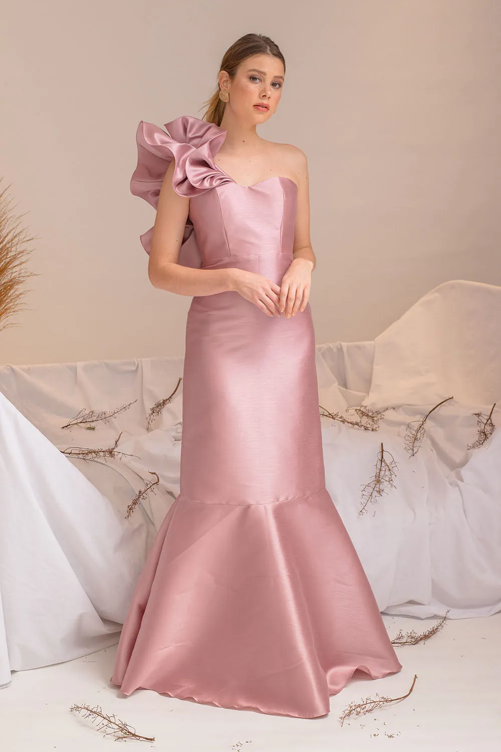 I DO BY ZOO SALAMANCA GOWN Sweetheart Cut Gown with Oversize Ruffle on Shoulder (Old Rose Gazar)