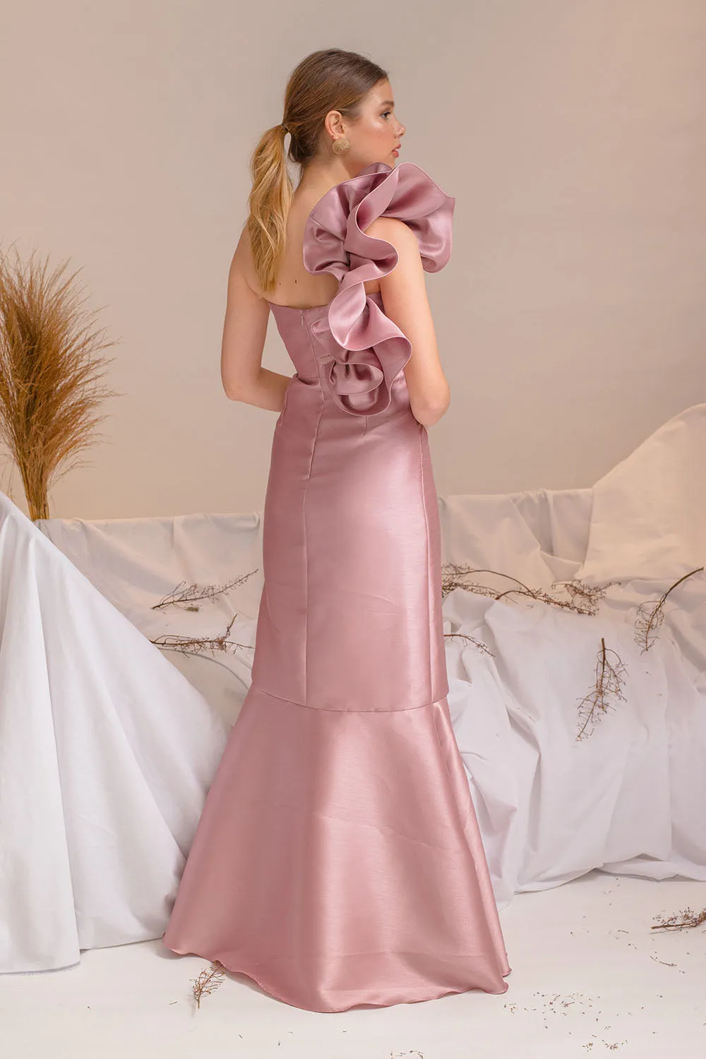 I DO BY ZOO SALAMANCA GOWN Sweetheart Cut Gown with Oversize Ruffle on Shoulder (Old Rose Gazar)