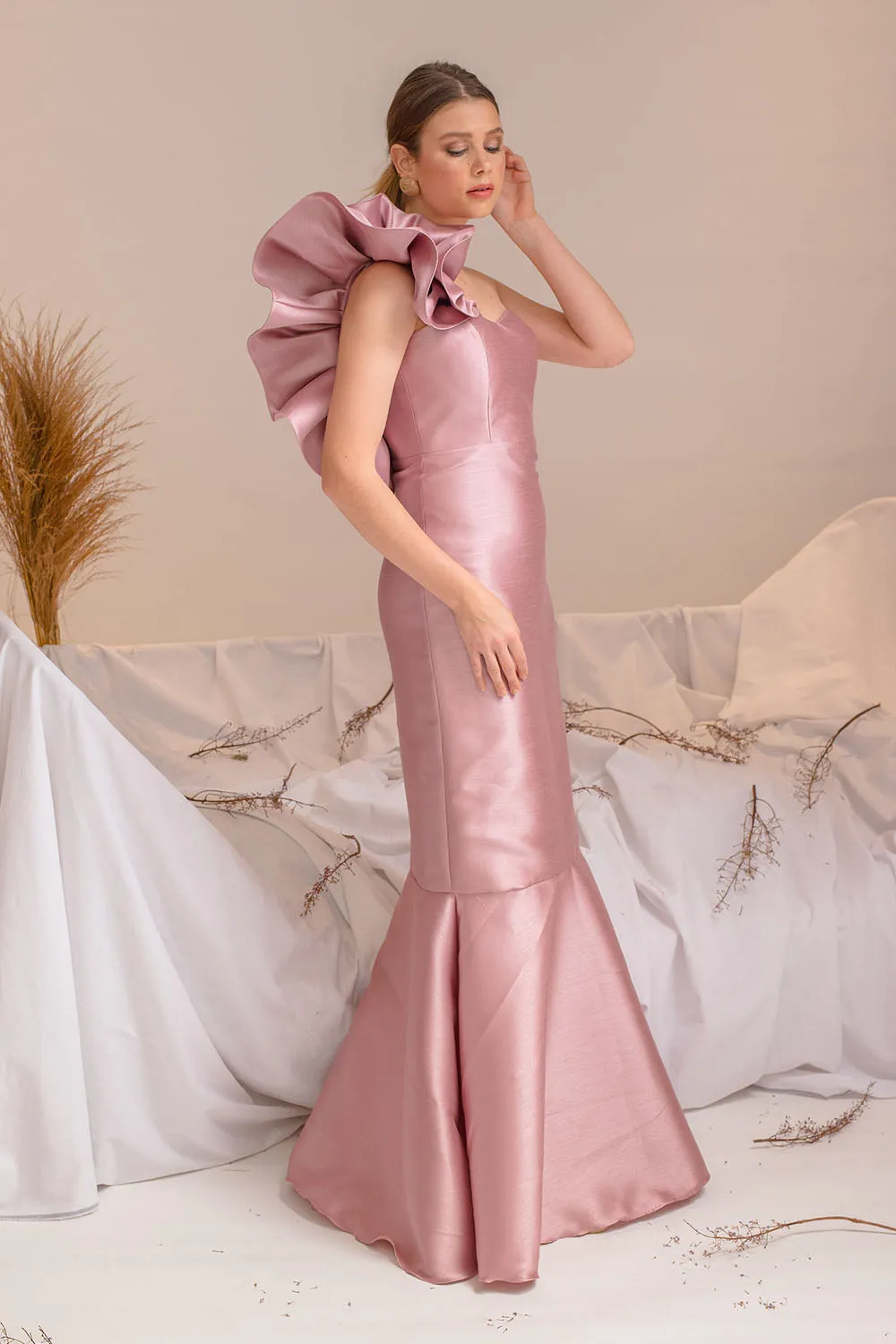 I DO BY ZOO SALAMANCA GOWN Sweetheart Cut Gown with Oversize Ruffle on Shoulder (Old Rose Gazar)