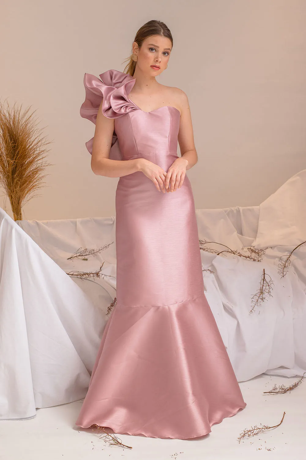 I DO BY ZOO SALAMANCA GOWN Sweetheart Cut Gown with Oversize Ruffle on Shoulder (Old Rose Gazar)
